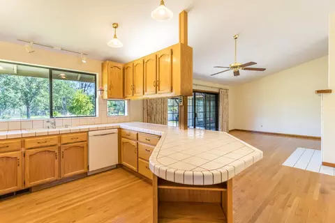 2884 Howard Dr, Redding, CA 96001 photo 15