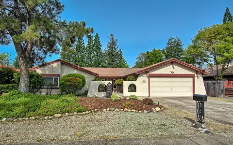 2430 Lake Redding Dr, Redding, CA 96003 photo 2