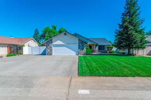 2482 Castlewood Dr, Redding, CA 96002 photo 3