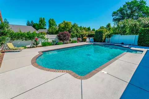 2482 Castlewood Dr, Redding, CA 96002 photo 4