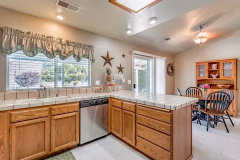 2482 Castlewood Dr, Redding, CA 96002 photo 9