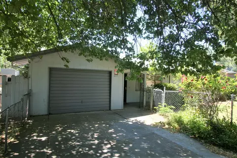 877 Camino Ct, Redding, CA 96002 photo 2