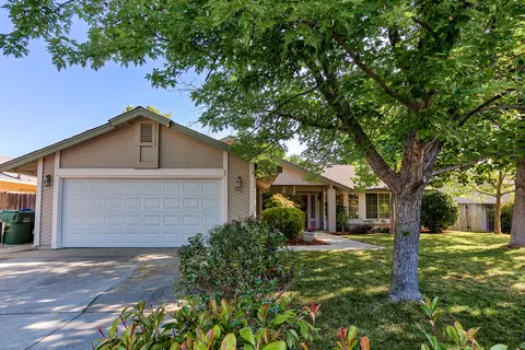 3374 Auburn Dr, Redding, CA 96001 photo 2