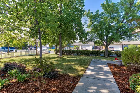 3374 Auburn Dr, Redding, CA 96001 photo 3