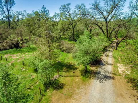 20401 Sudan Ln, Redding, CA 96003 photo 1