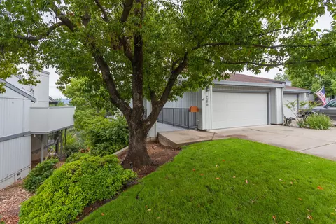 260 Ridgetop Dr, Redding, CA 96003 photo 2
