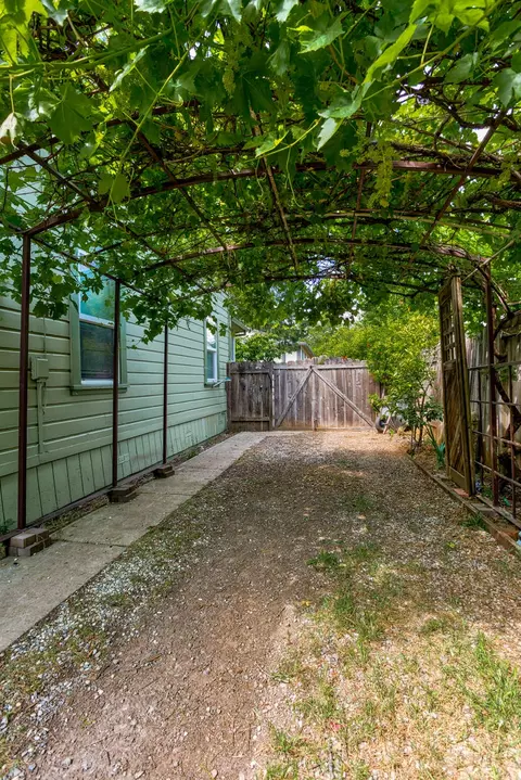 1055 East St, Redding, CA 96001 photo 31