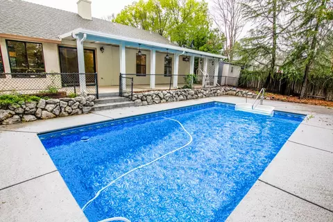 2808 Howard Dr, Redding, CA 96001 photo 2