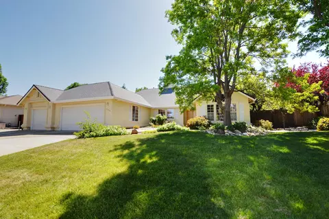 2454 Cumberland Dr, Redding, CA 96001 photo 2