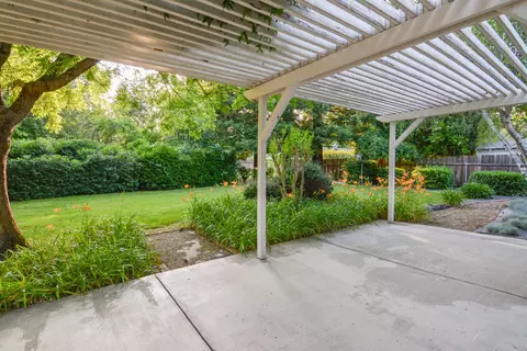 2982 Brookside Dr, Redding, CA 96001 photo 4