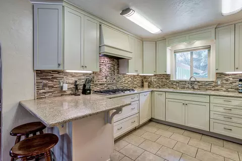 5060 Woodview Dr, Redding, CA 96002 photo 9