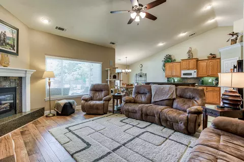 3098 Copper Creek Dr, Redding, CA 96002 photo 4