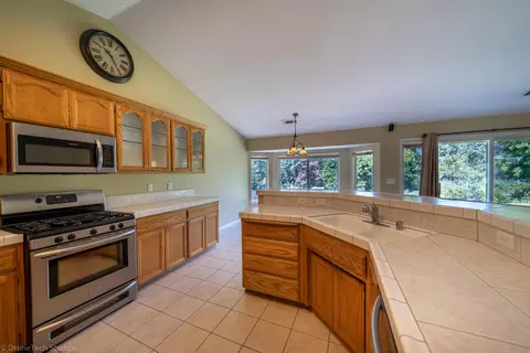 2854 Foxglove Ln, Redding, CA 96001 photo 2