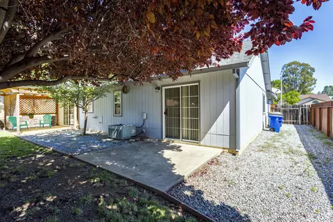 1883 Yahi Ln, Redding, CA 96002 photo 4