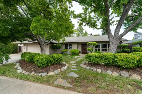 230 Woodhill Dr, Redding, CA 96003 photo 1