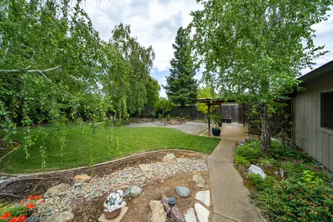 230 Woodhill Dr, Redding, CA 96003 photo 22