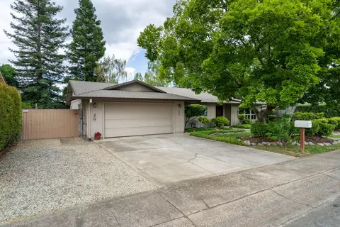 230 Woodhill Dr, Redding, CA 96003 photo 2