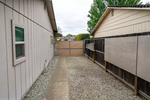 230 Woodhill Dr, Redding, CA 96003 photo 32