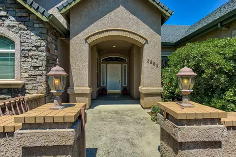 3004 Western Oak Dr, Redding, CA 96002 photo 2