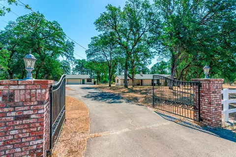 11421 Suggie Ln, Redding, CA 96003 photo 1