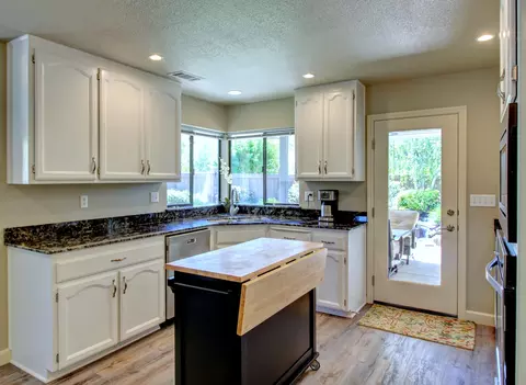 2071 Vineyard Trl, Redding, CA 96003 photo 14