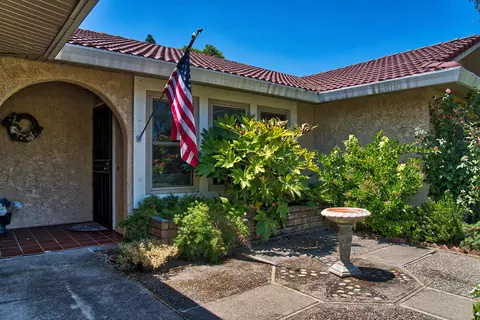 421 Rosewood, Redding, CA 96003 photo 2