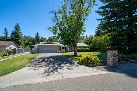 2955 Balaton Ave, Redding, CA 96001 photo 2