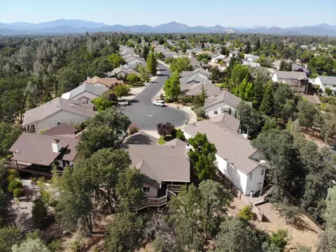 435 Franciscan Trl, Redding, CA 96003 photo 2
