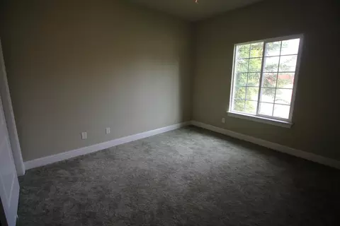 1172 Coggins St, Redding, CA 96003 photo 8