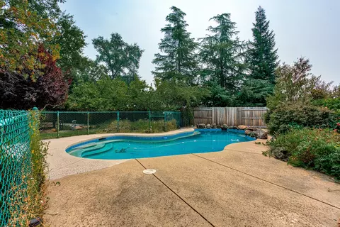 5919 Beaumont Ct, Redding, CA 96003 photo 2