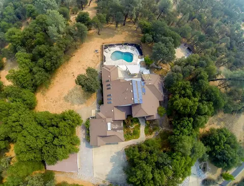 7933 Deer Hollow Ct, Redding, CA 96001 photo 4