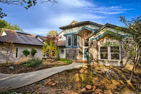 7933 Deer Hollow Ct, Redding, CA 96001 photo 1
