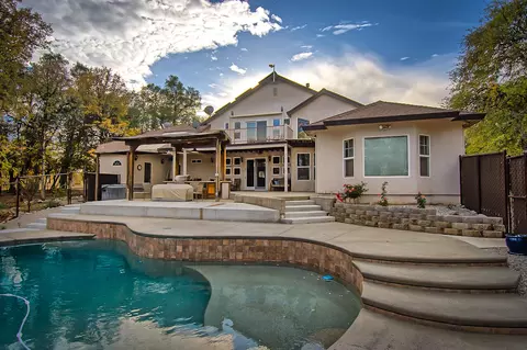 7933 Deer Hollow Ct, Redding, CA 96001 photo 2