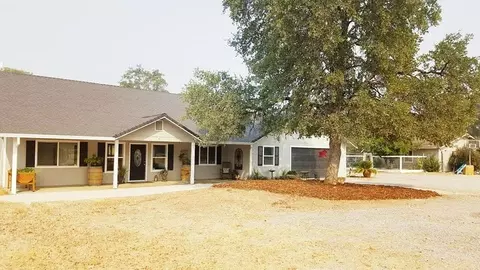 10020 Rocking Horse Ln, Redding, CA 96003 photo 2