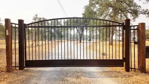 10020 Rocking Horse Ln, Redding, CA 96003 photo 3