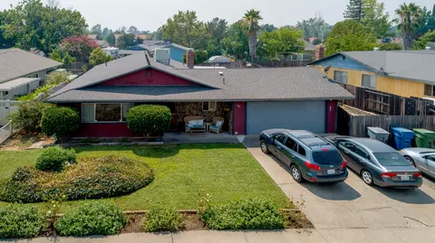 207 Woodcliff Dr, Redding, CA 96003 photo 1