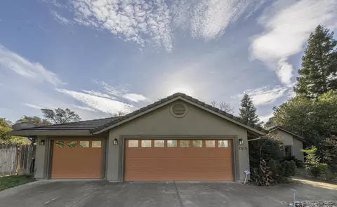 2315 Western Oak Dr, Redding, CA 96002 photo 2