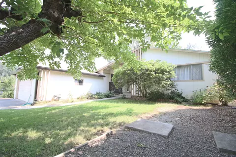 1933 Manchester Dr, Redding, CA 96002 photo 2