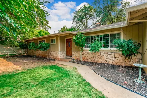 5135 Surrey Dr, Redding, CA 96002 photo 2