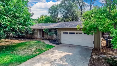 5135 Surrey Dr, Redding, CA 96002 photo 4
