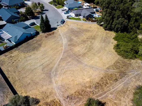 2795 Garnet Ct, Redding, CA 96001 photo 2