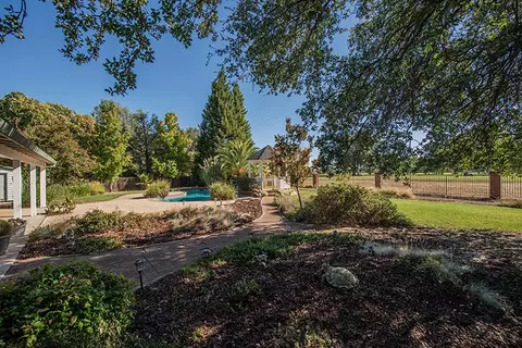 6813 Riata Dr, Redding, CA 96002 photo 6