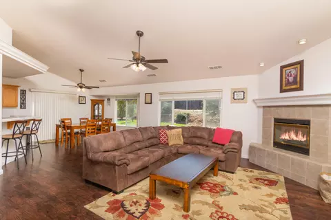 833 Paramount Way, Redding, CA 96003 photo 4