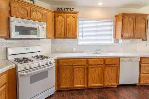 833 Paramount Way, Redding, CA 96003 photo 6