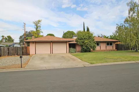 2880 Squire Ave, Redding, CA 96002 photo 2