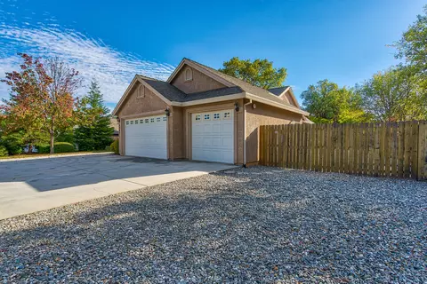 4682 Nantucket Dr, Redding, CA 96001 photo 4