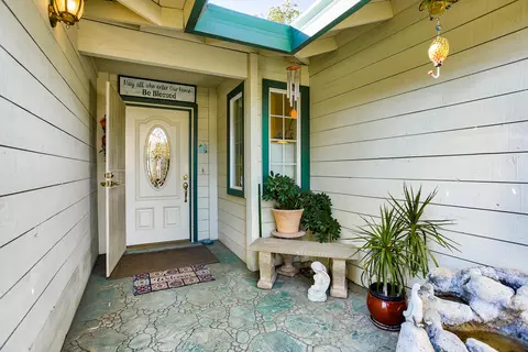 2371 Monterey Ct, Redding, CA 96001 photo 2