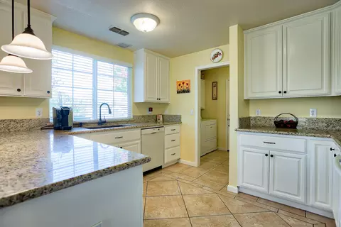 2371 Monterey Ct, Redding, CA 96001 photo 4