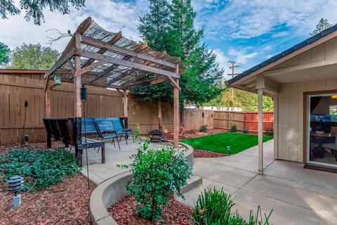 17807 Paradise Ln, Redding, CA 96003 photo 12