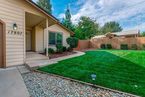 17807 Paradise Ln, Redding, CA 96003 photo 2
